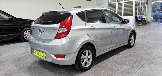 Hyundai Accent-12