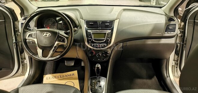 Hyundai Accent-15