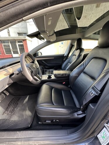 Tesla Model 3-13