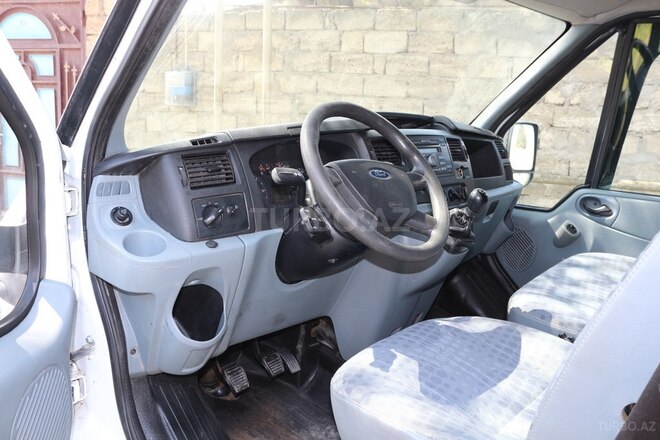 Ford Transit-13