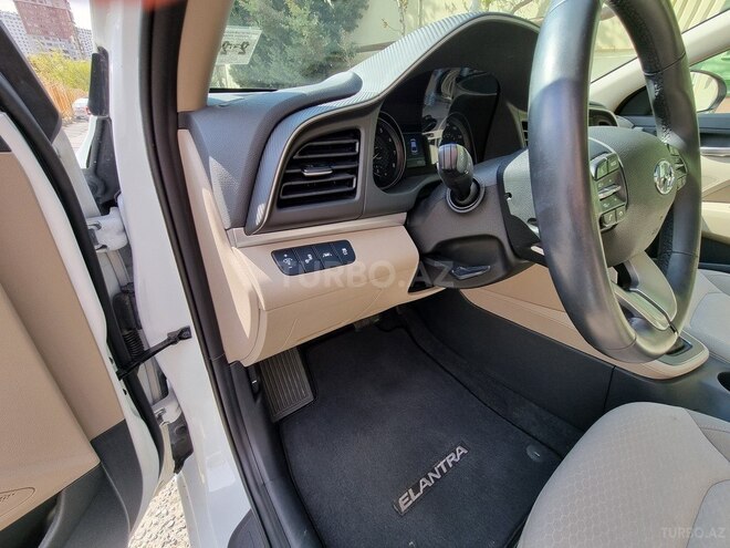 Hyundai Elantra-9