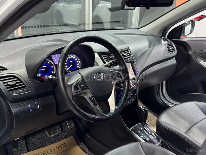 Hyundai Accent-12