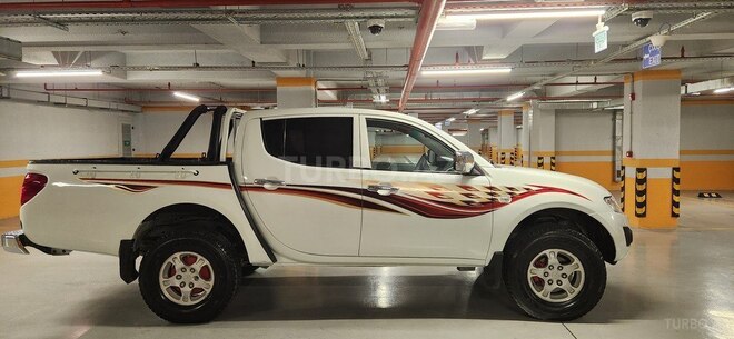 Mitsubishi L200 2015, 333,000 km - 2.5 l - Bakı