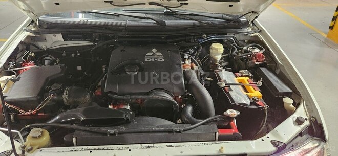 Mitsubishi L200 2015, 333,000 km - 2.5 l - Bakı
