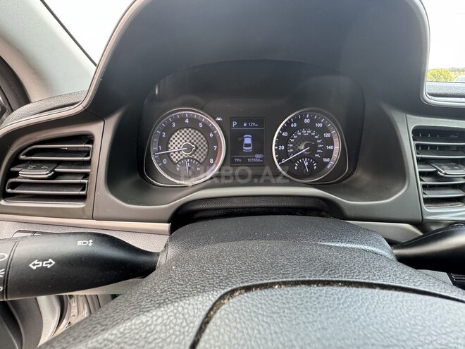 Hyundai Elantra-13