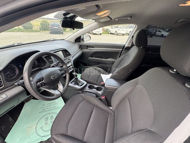 Hyundai Elantra-11