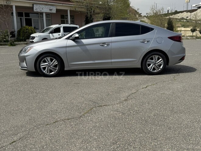 Hyundai Elantra-4