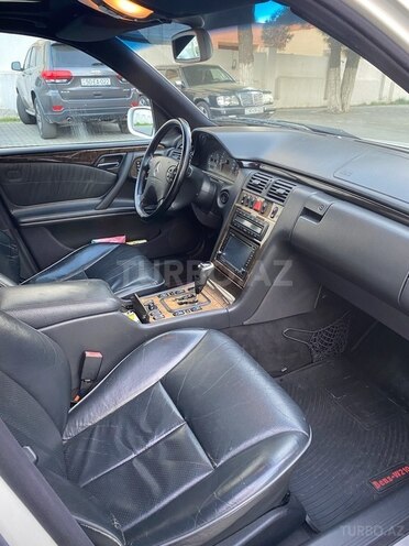 Mercedes E 320 2001, 305,000 km - 3.2 l - Bakı