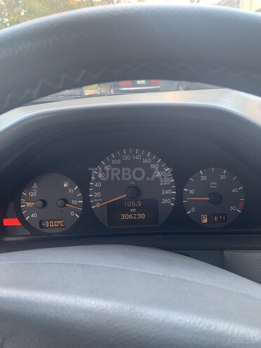 Mercedes E 270 2001, 310,000 km - 2.7 l - Bakı