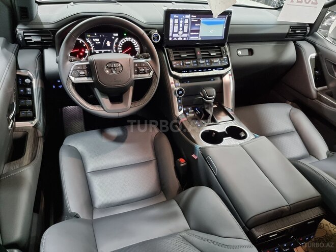 Toyota Land Cruiser-11
