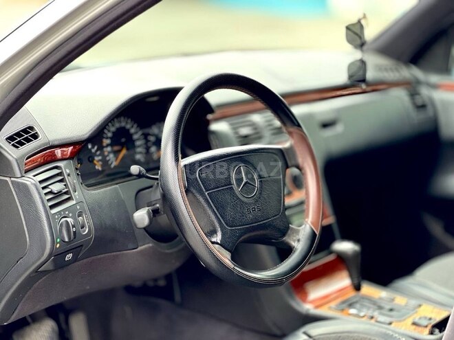 Mercedes E 240 1997, 329,000 km - 2.4 l - Quba