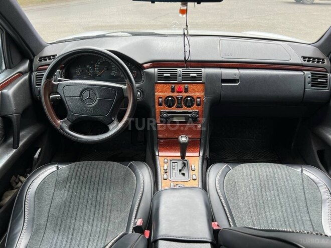 Mercedes E 240 1997, 329,000 km - 2.4 l - Quba