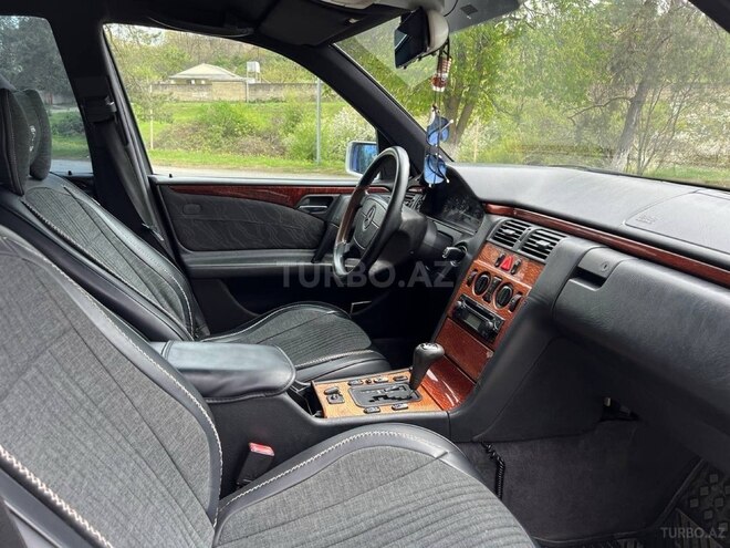 Mercedes E 240 1997, 329,000 km - 2.4 l - Quba