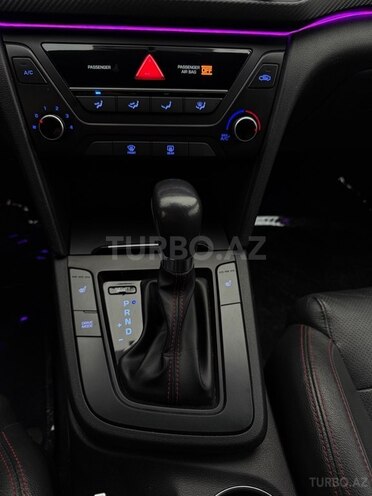 Hyundai Elantra-14