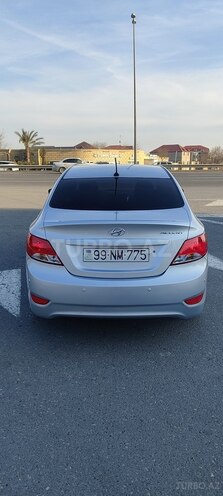 Hyundai Accent-4