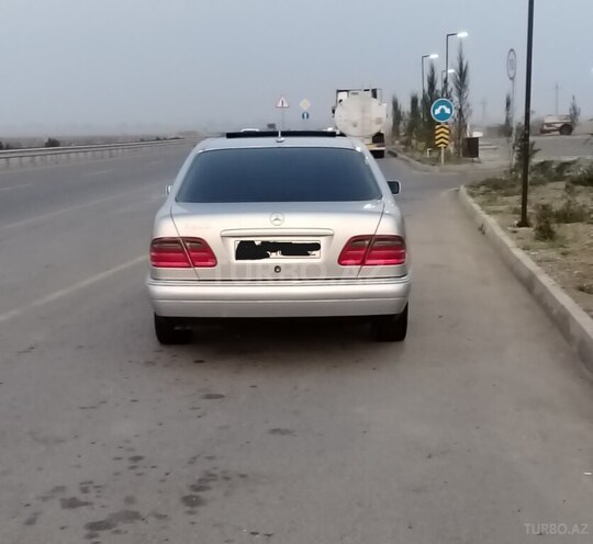 Mercedes E 240 1999, 302,000 km - 2.4 л - Yevlax