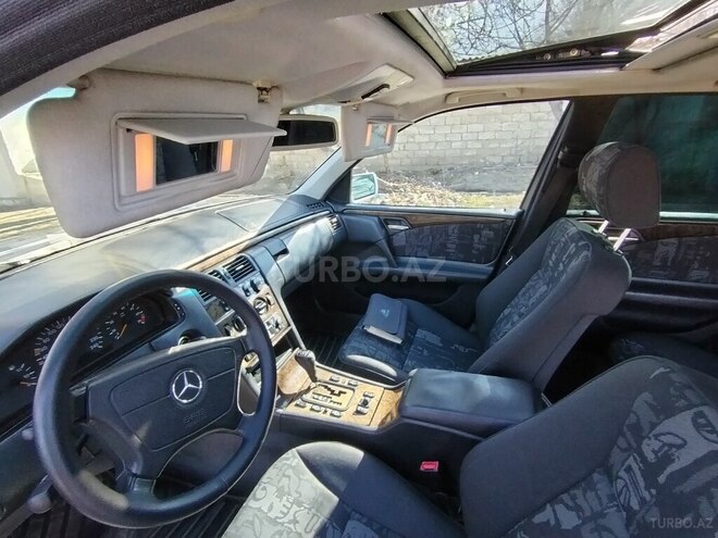 Mercedes E 240 1999, 302,000 km - 2.4 л - Yevlax