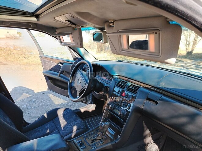 Mercedes E 240 1999, 302,000 km - 2.4 л - Yevlax