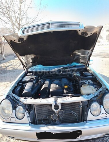 Mercedes E 240 1999, 302,000 km - 2.4 л - Yevlax