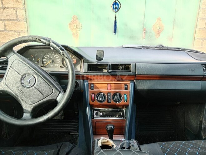 Mercedes E 220 1994, 176,000 km - 2.2 l - Quba