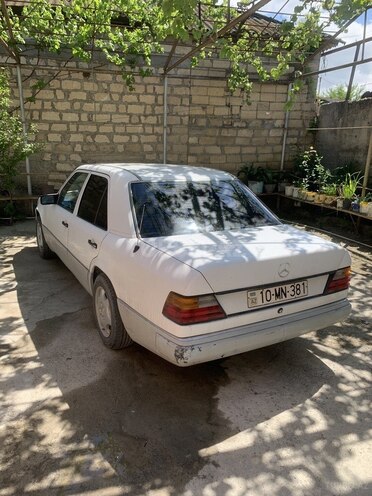 Mercedes E 200 1989, 243,364 km - 2.0 l - Bərdə