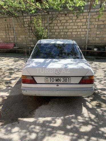 Mercedes E 200 1989, 243,364 km - 2.0 l - Bərdə
