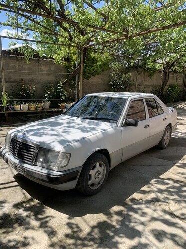 Mercedes E 200 1989, 243,364 km - 2.0 l - Bərdə