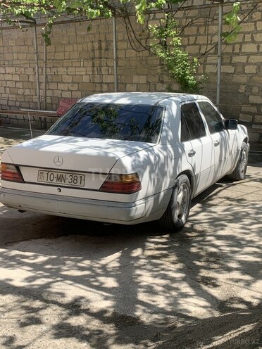 Mercedes E 200 1989, 243,364 km - 2.0 l - Bərdə