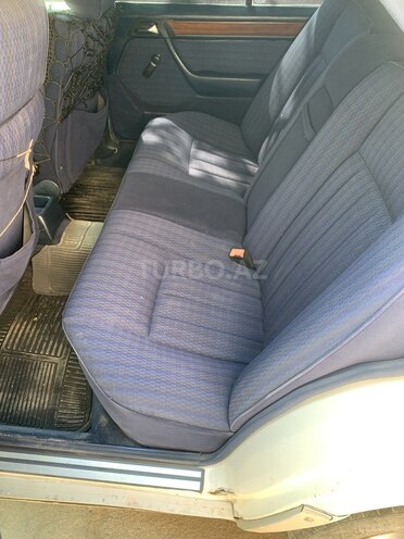 Mercedes E 200 1989, 243,364 km - 2.0 l - Bərdə