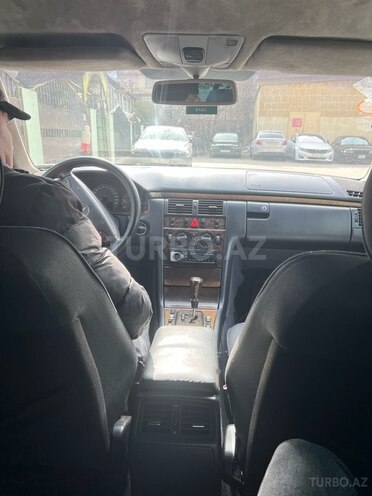 Mercedes E 270 2001, 331,700 km - 2.7 l - Bakı