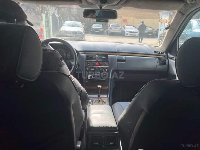 Mercedes E 270 2001, 331,700 km - 2.7 l - Bakı