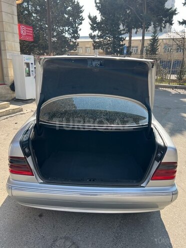 Mercedes E 270 2001, 331,700 km - 2.7 l - Bakı