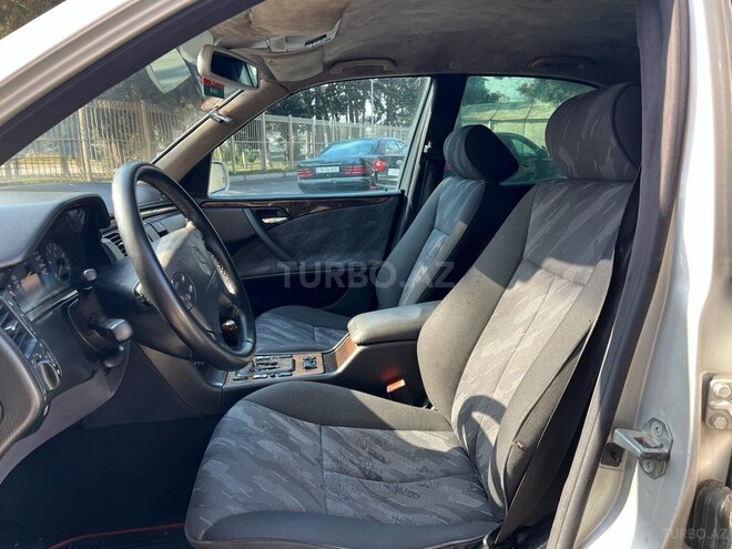 Mercedes E 270 2001, 331,700 km - 2.7 l - Bakı