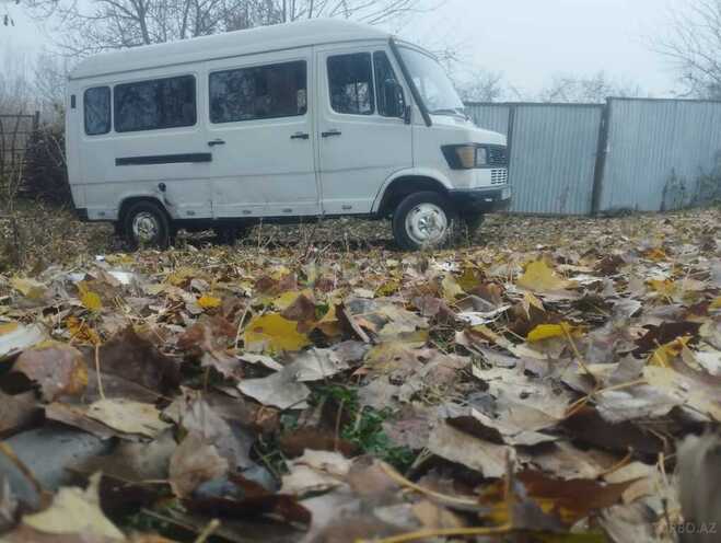 Mercedes 208 D 1992, 135,000 km - 2.5 l - Zaqatala