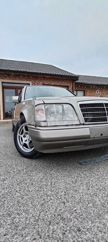 Mercedes E 200 1994, 365,000 km - 2.0 l - Ucar