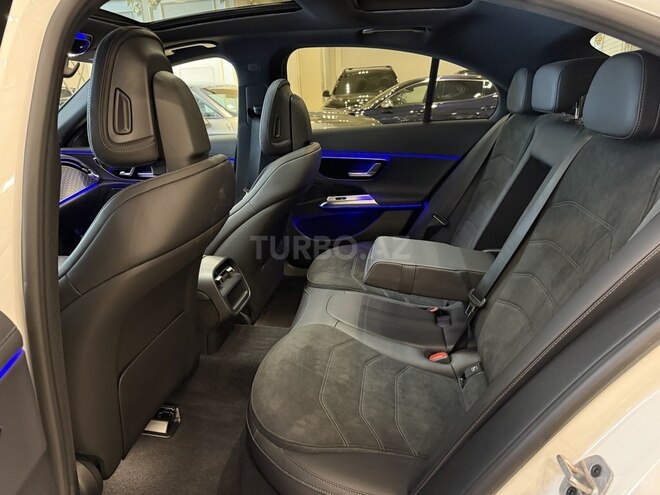 Mercedes E 300 e 4MATIC-12