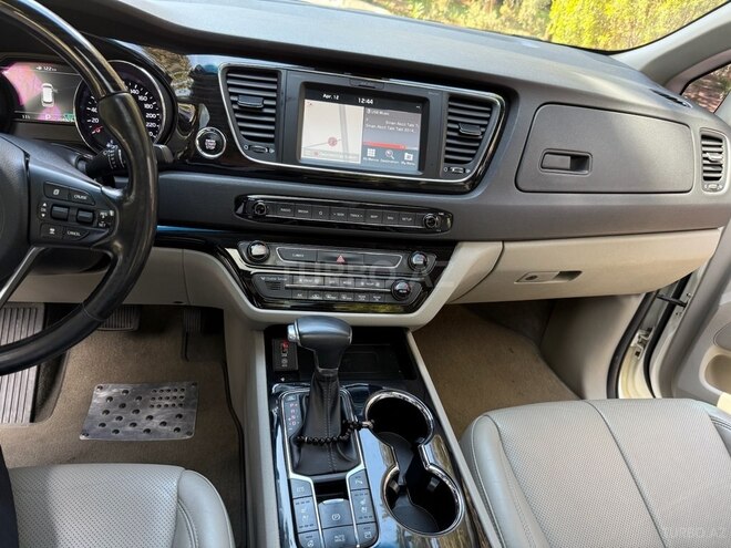 Kia Carnival-13