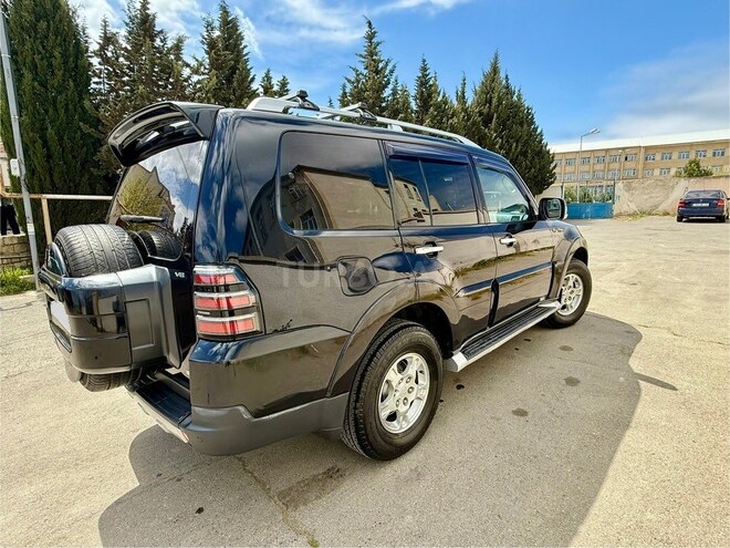 Mitsubishi Pajero-4
