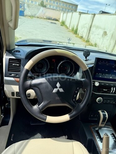 Mitsubishi Pajero-12