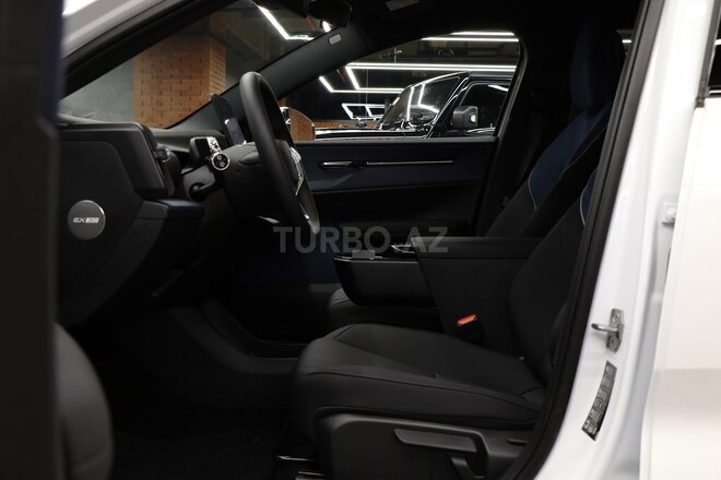 Volvo EX30-19