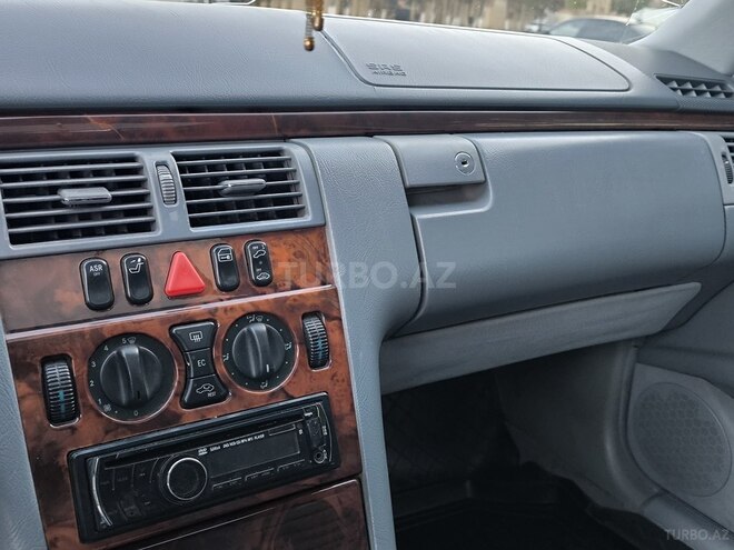 Mercedes E 240 1999, 318,000 km - 2.4 l - Yevlax