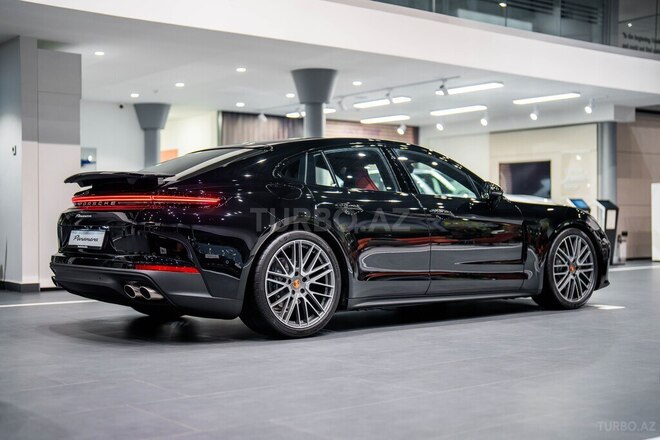 Porsche Panamera-4