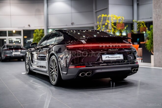 Porsche Panamera-6
