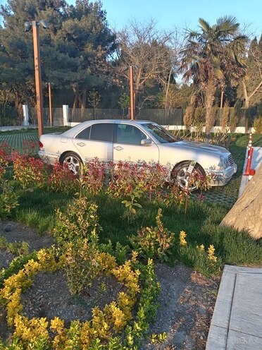 Mercedes E 240 2001, 295,000 km - 2.4 l - Bakı