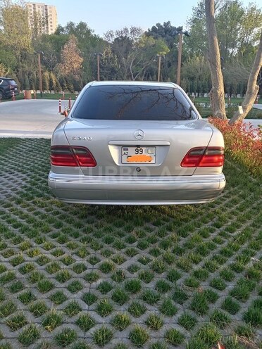Mercedes E 240 2001, 295,000 km - 2.4 l - Bakı