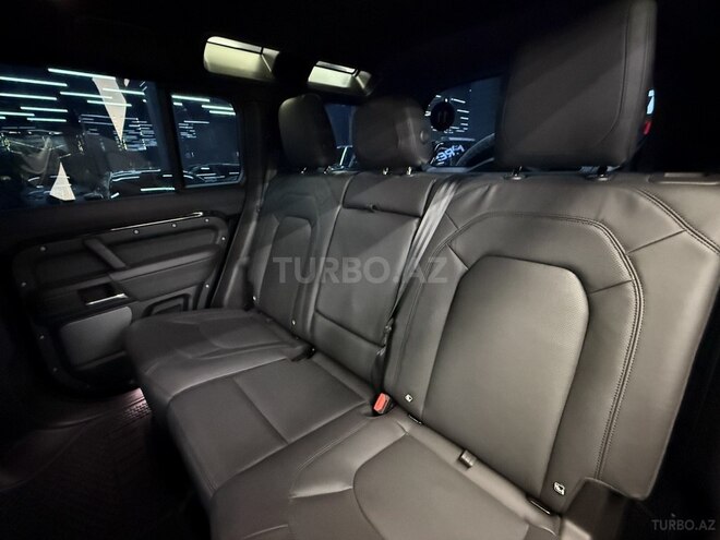 Land Rover Defender-7