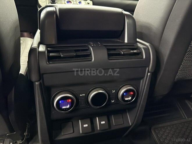 Land Rover Defender-9