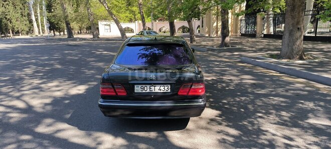 Mercedes E 280-8