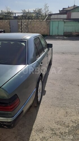 Mercedes E 300 d 1990, 123,456 km - 3.0 л - Quba