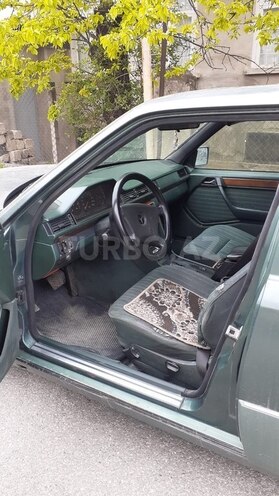 Mercedes E 300 d 1990, 123,456 km - 3.0 л - Quba